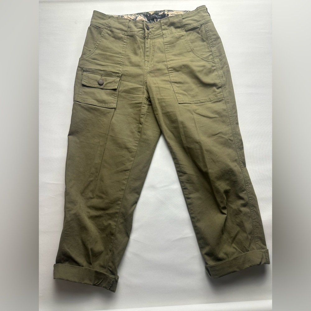 One5One olive green cargo cropped pants. Size 6/28. Flaw: missing one button.